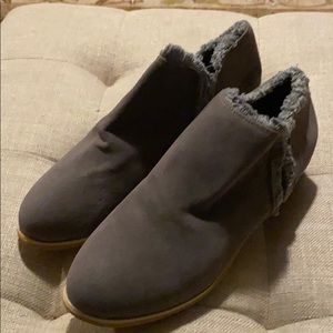 Women’s NEW grey suede like booties. Size 8
